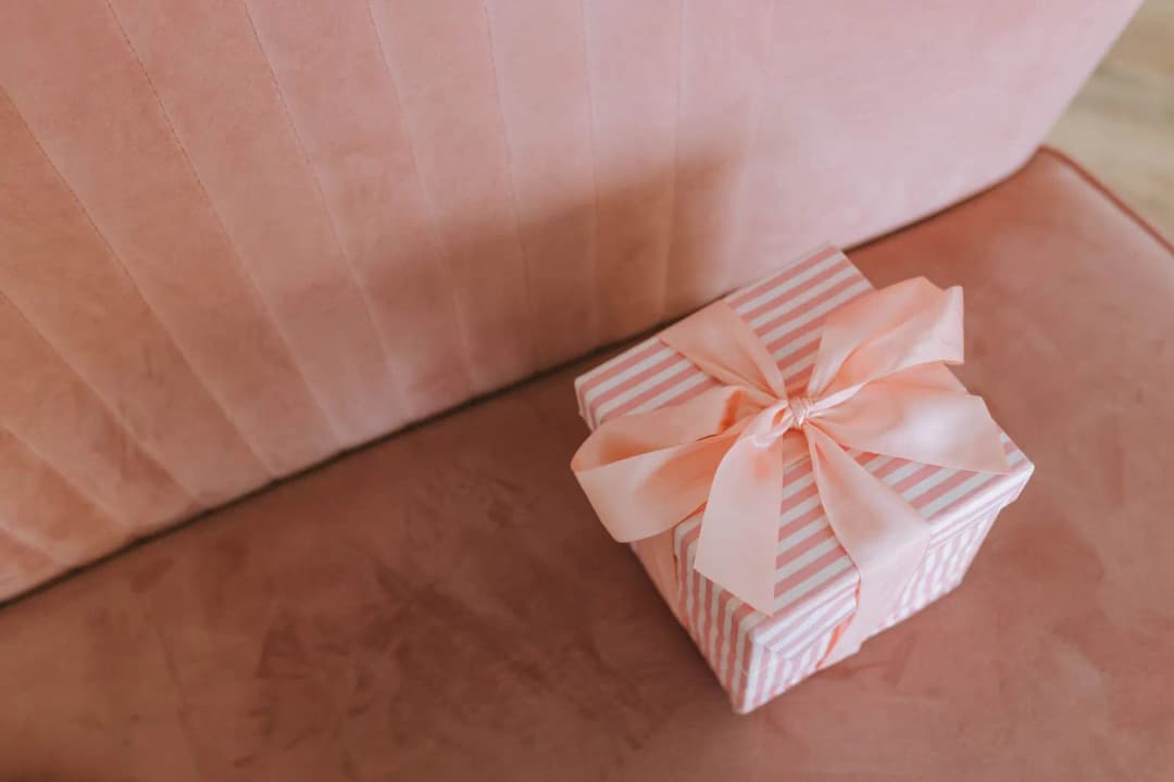 ของขวัญขึ้นบ้านใหม่ห่อสวยงามหลายชิ้นวางเรียงกันในงบประมาณย่อมเยา