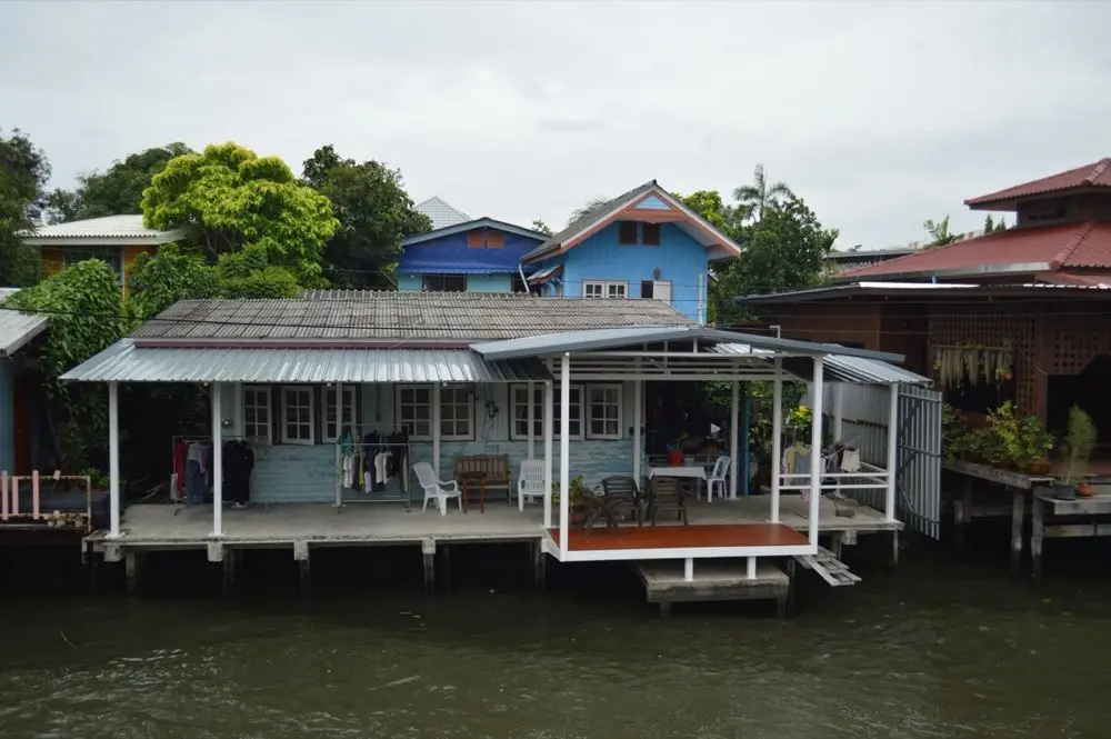 บ้านหลังเดิมที่กำลังอยู่ระหว่างการรีโนเวท มีนั่งร้านและวัสดุก่อสร้างวางอยู่หน้าบ้าน