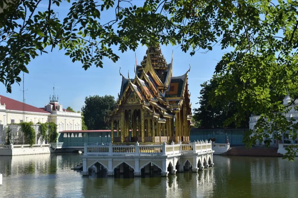 ศาลพระภูมิเก่าในบริเวณบ้านมือสองที่เจ้าของใหม่กำลังจัดของไหว้