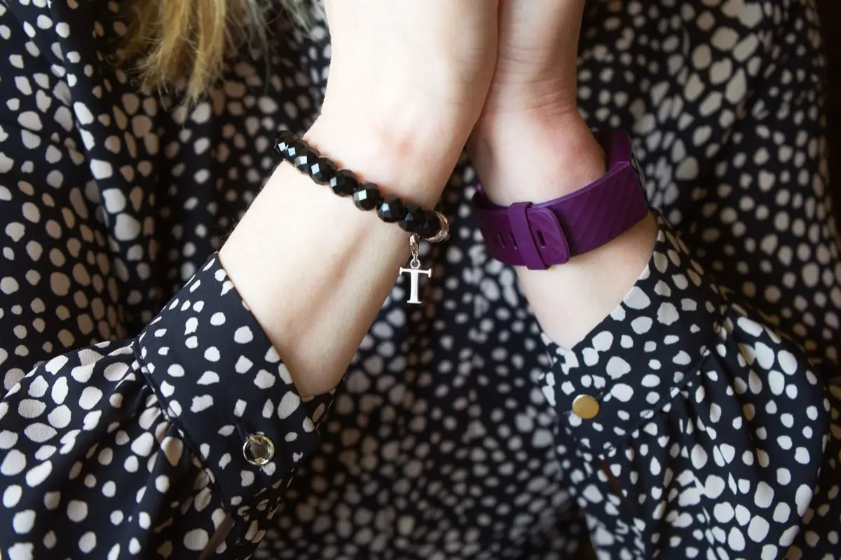 จี้รูปหัวใจเล็กๆ ห้อยอยู่บนสร้อยข้อมือเงินที่สวมใส่อยู่แล้ว