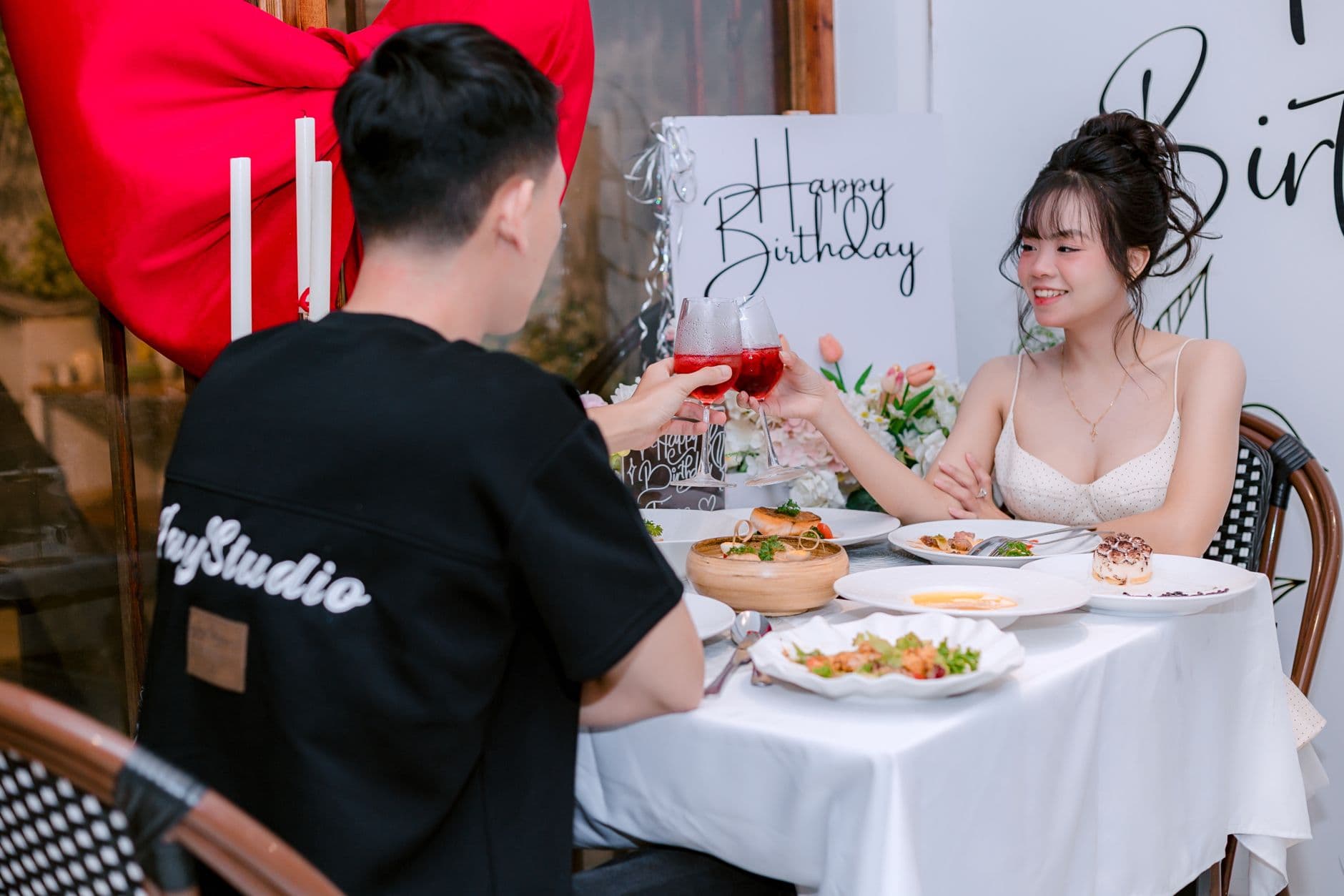 โต๊ะอาหารค่ำโรแมนติกของคู่รักพร้อมขนมหวานมงคล