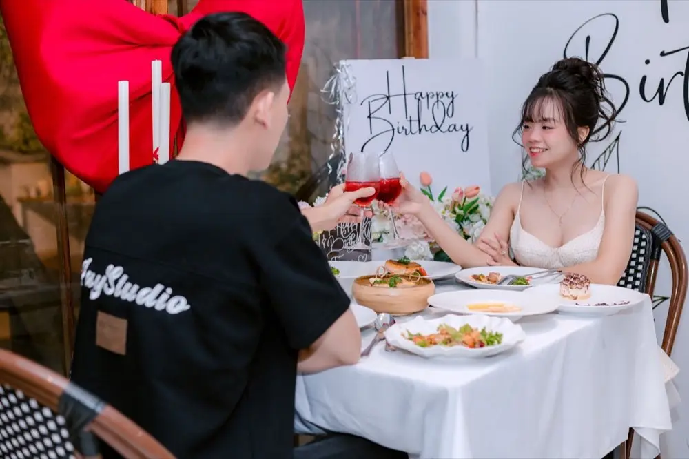 โต๊ะอาหารค่ำโรแมนติกของคู่รักพร้อมขนมหวานมงคล