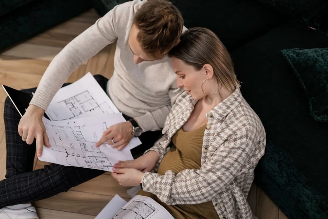 คู่รักนั่งคุยกันอย่างจริงจังในบรรยากาศอบอุ่นเตรียมคุยเรื่องอนาคตร่วมกัน