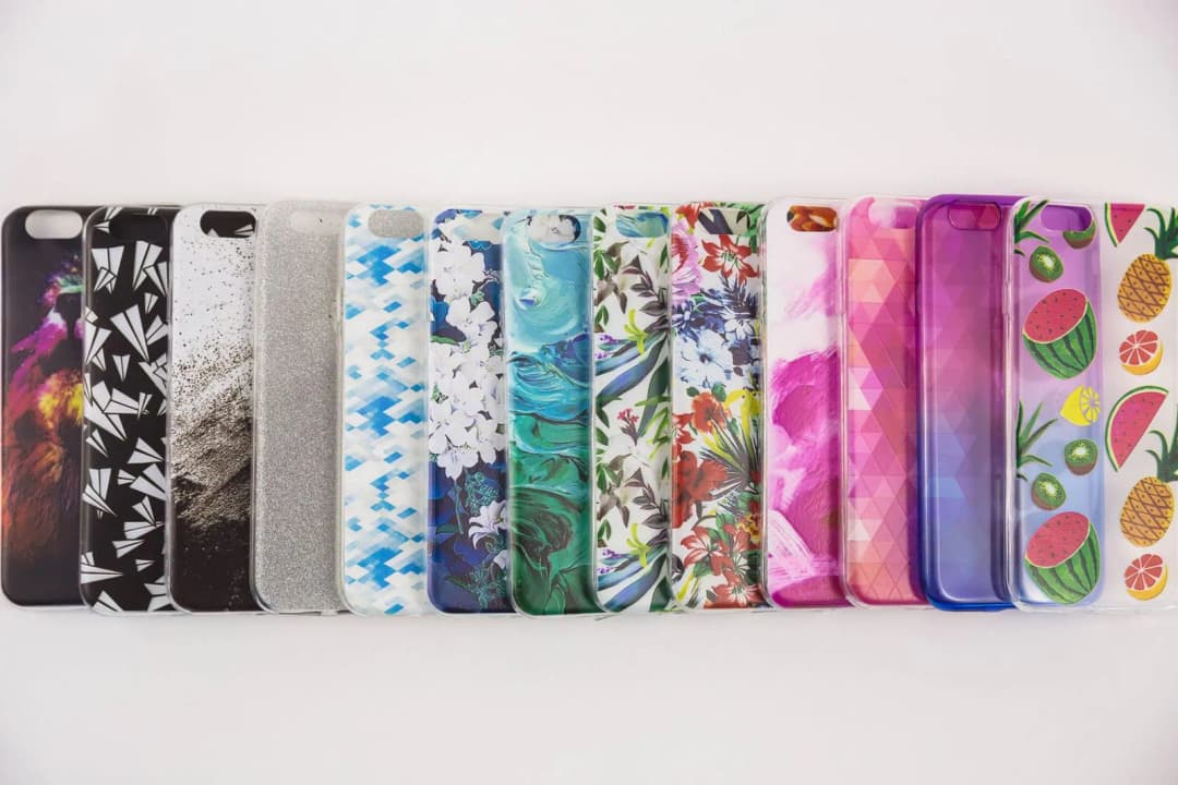 เคสโทรศัพท์มือถือหลากสีวางเรียงกันบนโต๊ะ