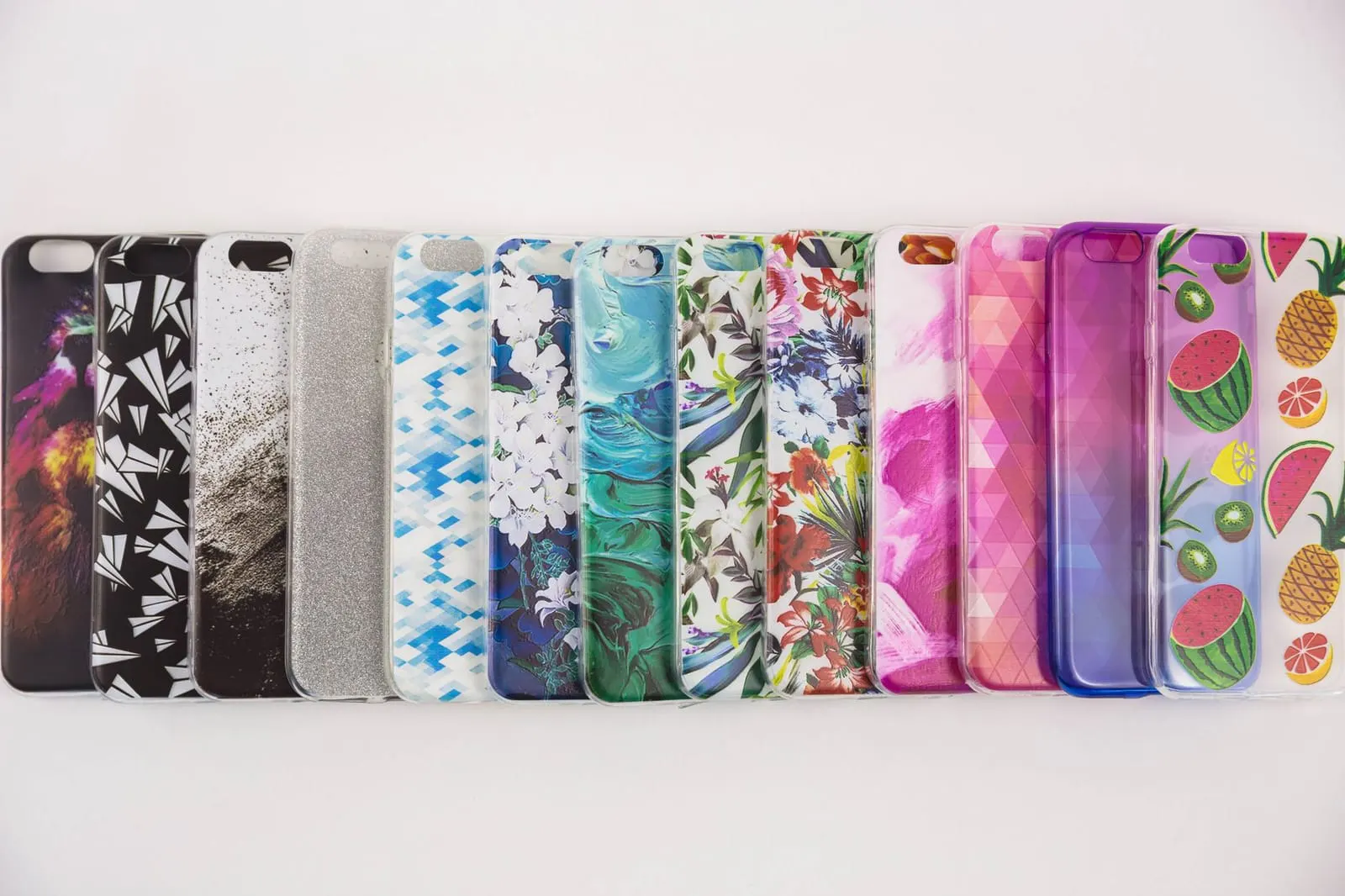 เคสโทรศัพท์มือถือหลากสีวางเรียงกันบนโต๊ะ