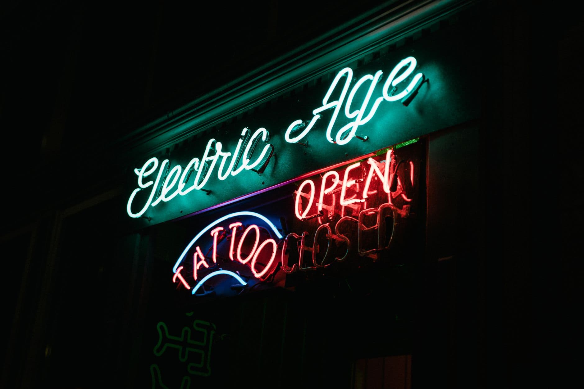 ป้ายร้านค้าติดหน้าอาคารมองเห็นชัดจากถนน