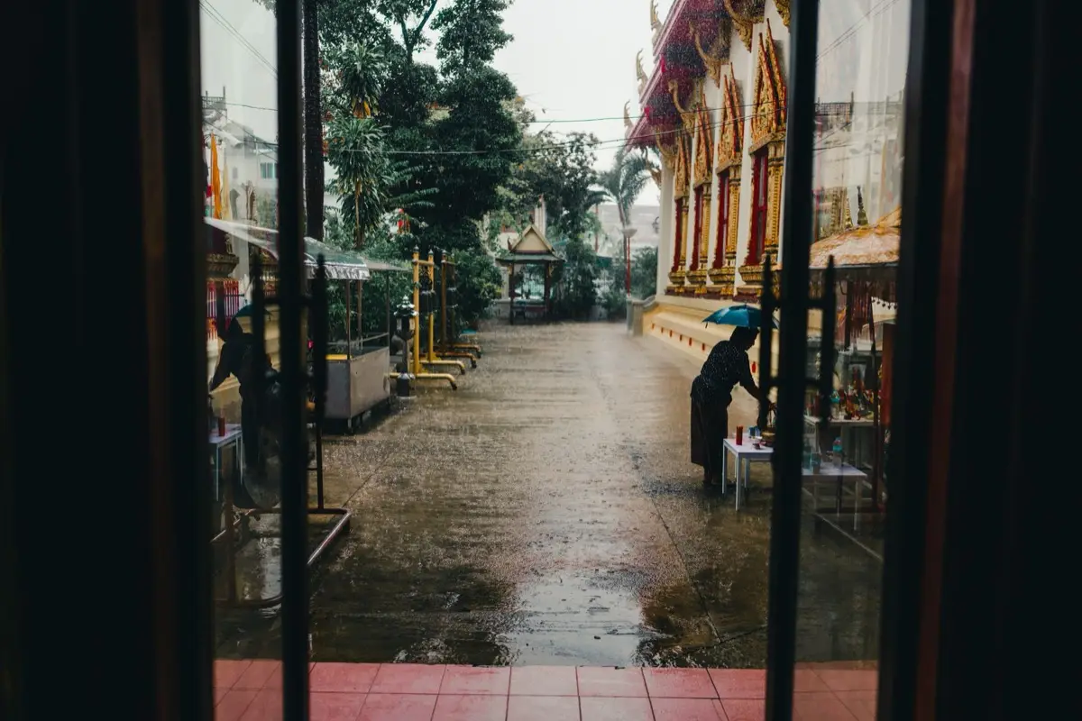 แม่ชีในชุดขาวกำลังไหว้พระที่วัดในบรรยากาศสงบ