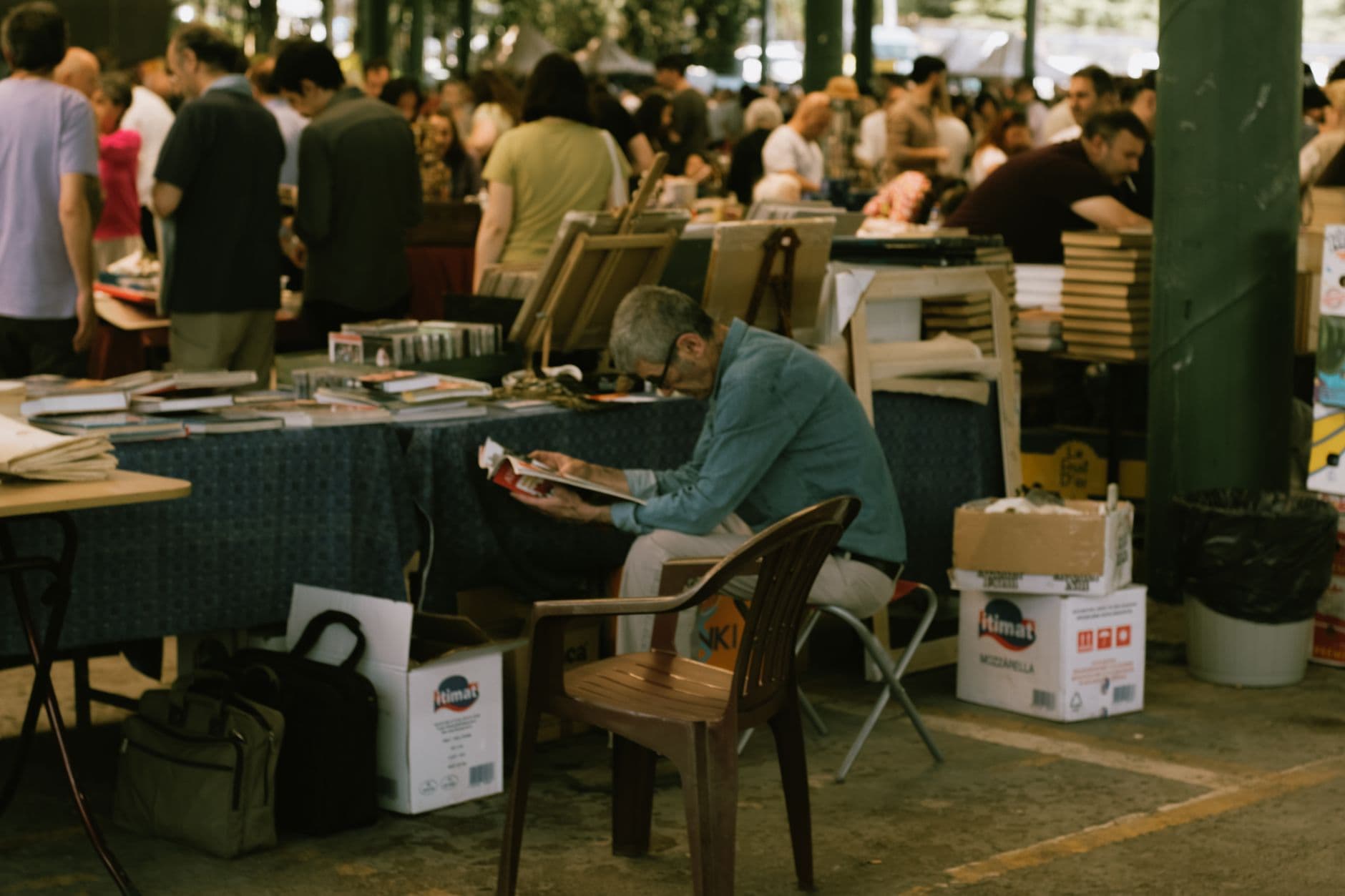 แผงขายของในตลาดนัดติดป้ายเลขล็อกอยู่ด้านบนเต็นท์