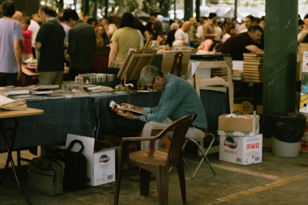 แผงขายของในตลาดนัดติดป้ายเลขล็อกอยู่ด้านบนเต็นท์