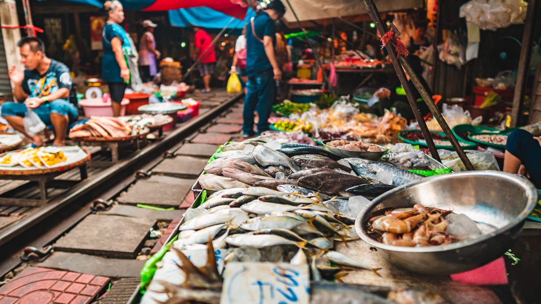 แผงขายของในตลาดสดยามเช้าก่อนลูกค้ามาจับจ่าย