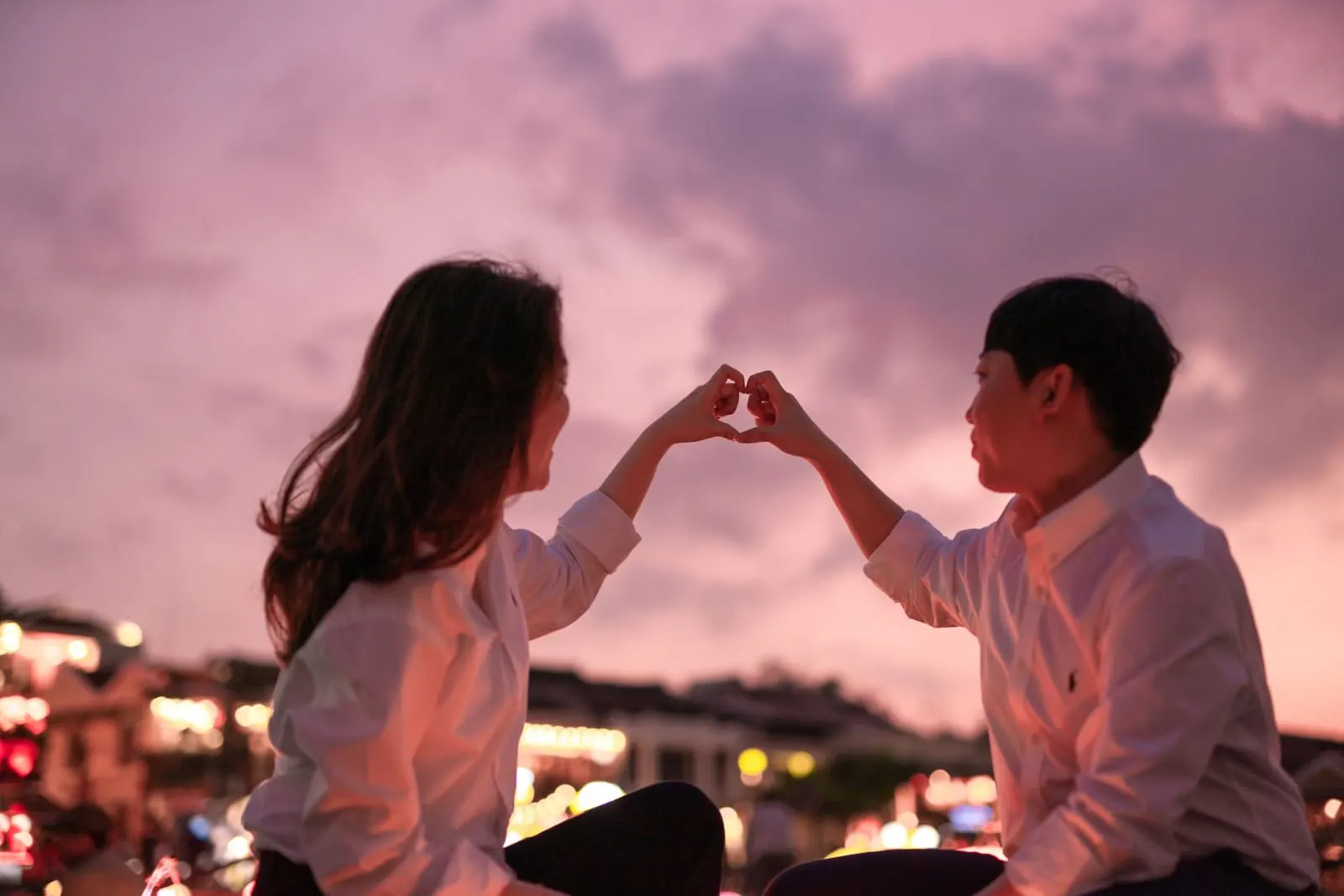แผนภูมิราศีวางคู่กับคู่รักกำลังปรึกษากัน