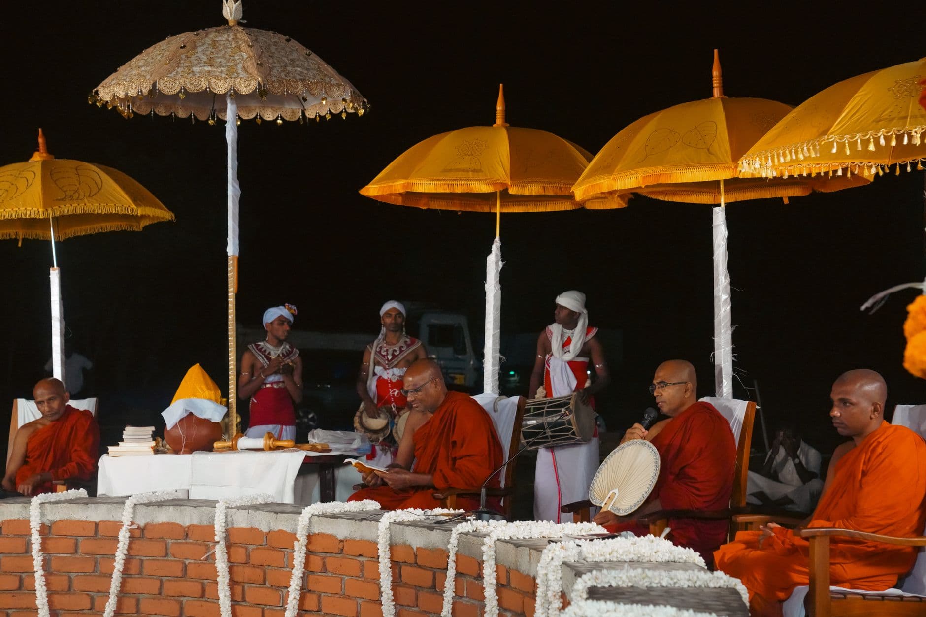 โต๊ะจัดของไหว้และนิมนต์พระสงฆ์สำหรับพิธีทำบุญอุทิศส่วนกุศลให้ผู้ล่วงลับ