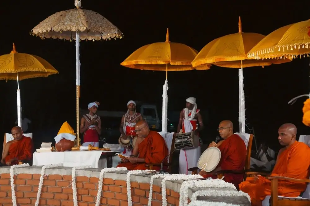 โต๊ะจัดของไหว้และนิมนต์พระสงฆ์สำหรับพิธีทำบุญอุทิศส่วนกุศลให้ผู้ล่วงลับ