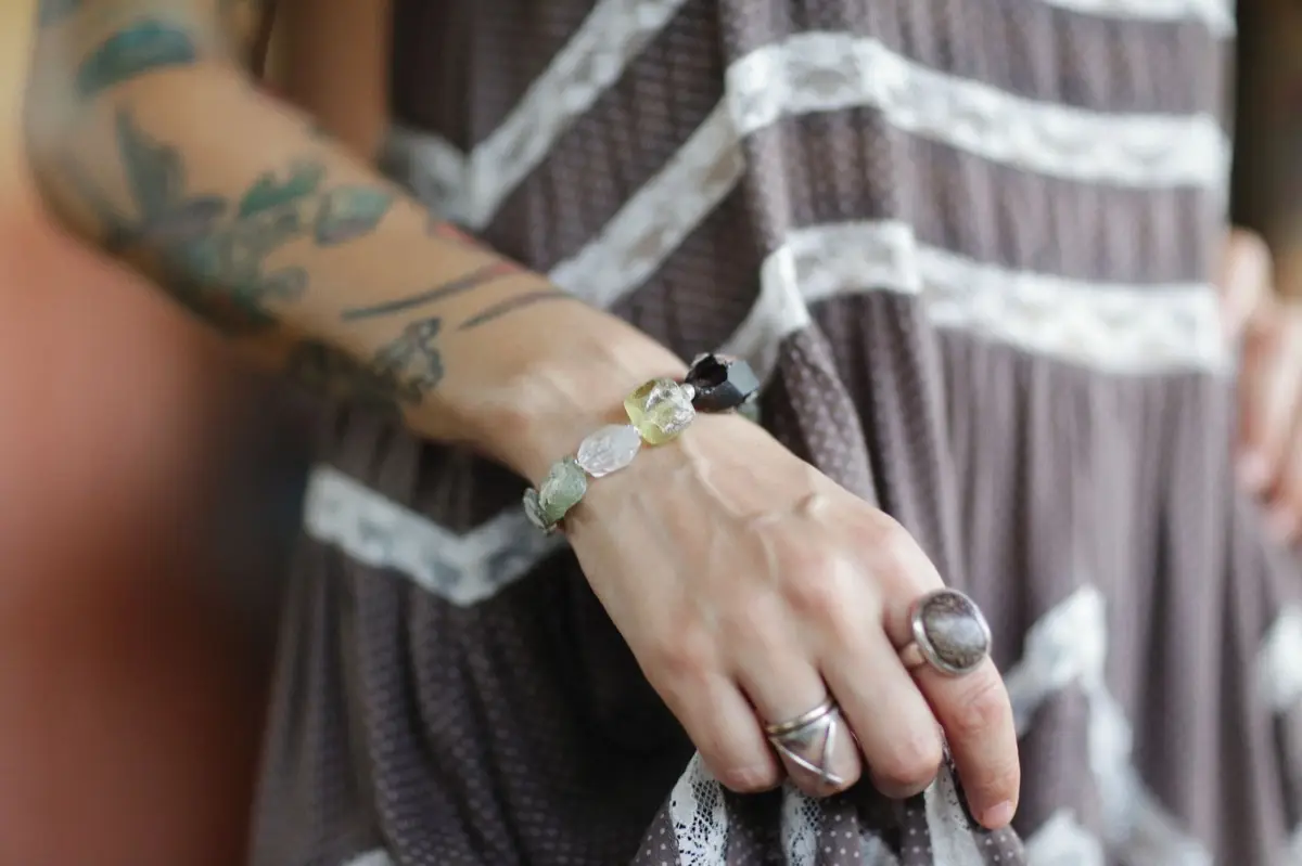 กำไลหินมงคลหลายเม็ดสีผสมกันสวมที่ข้อมือ