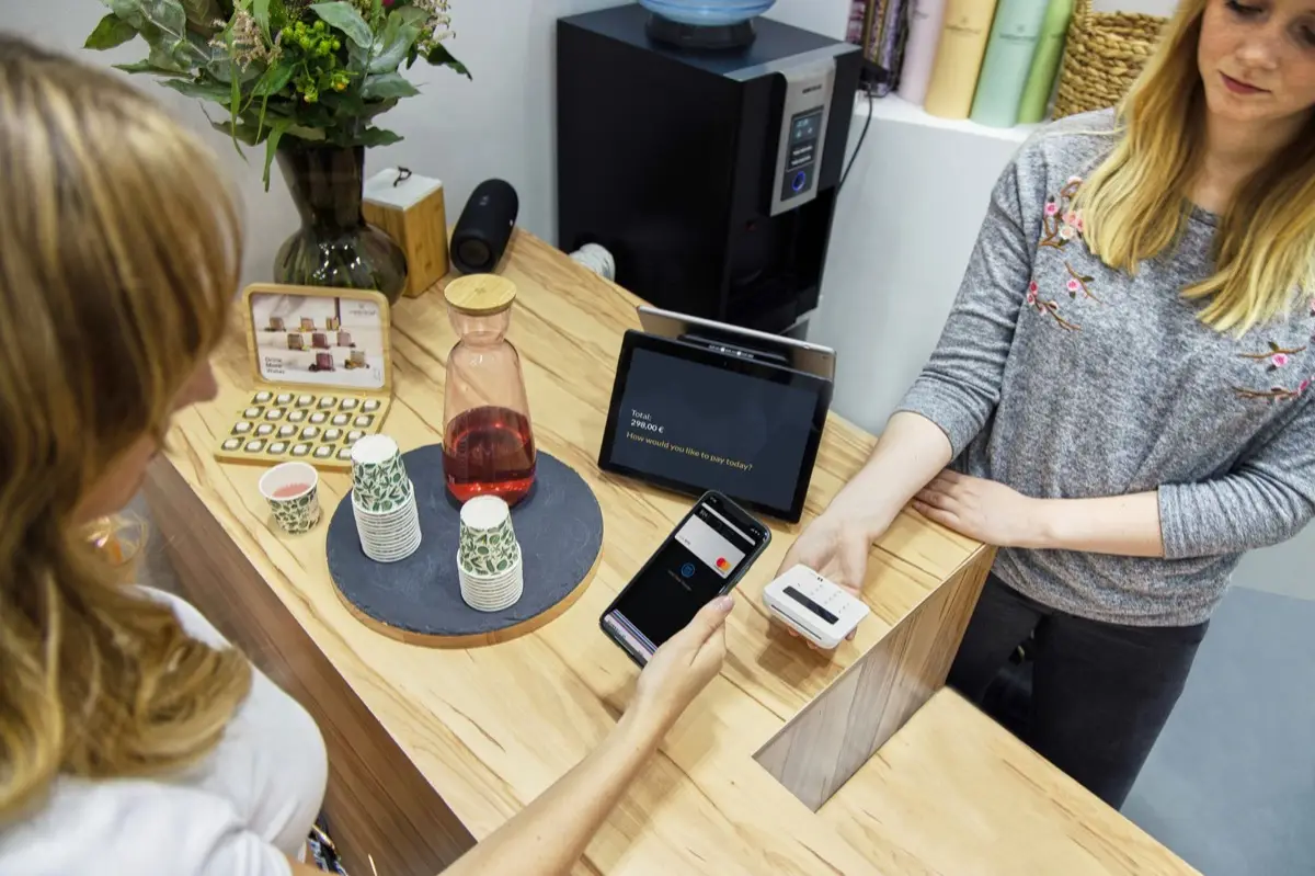 ป้าย QR code รับเงินตั้งอยู่บนเคาน์เตอร์ร้านค้าไร้เงินสด
