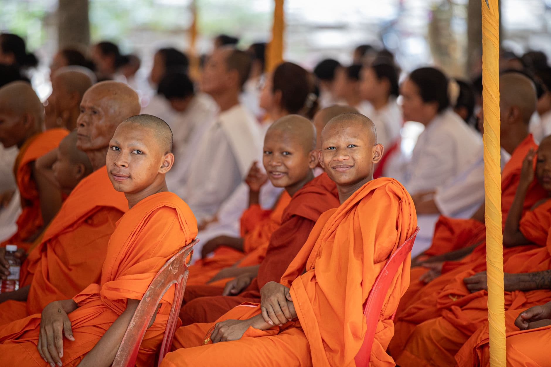 พระสงฆ์นั่งเรียงแถวสวดมนต์ในพิธีทำบุญมงคล