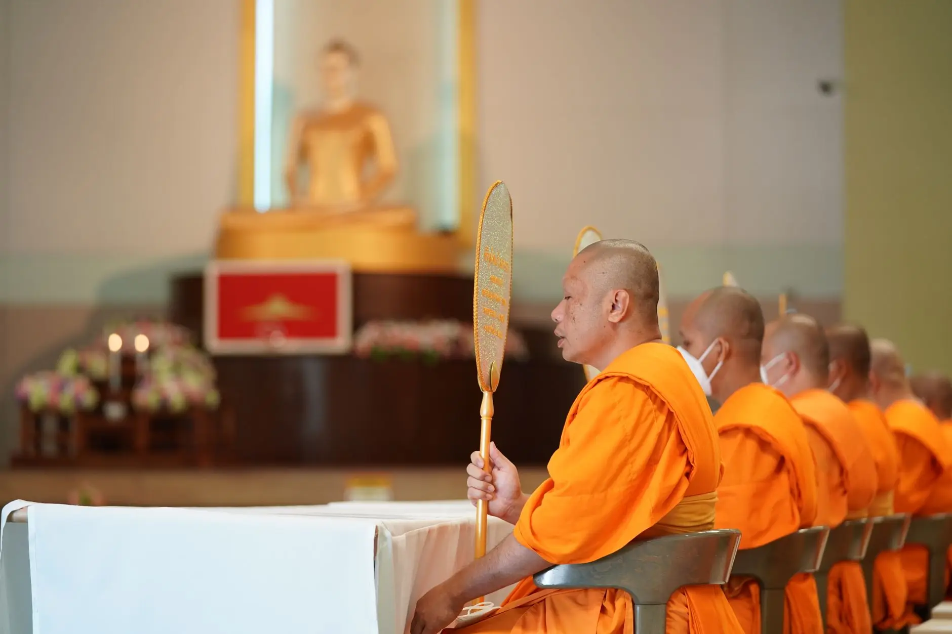 พระสงฆ์ประกอบพิธีในวัดไทยยามเช้า