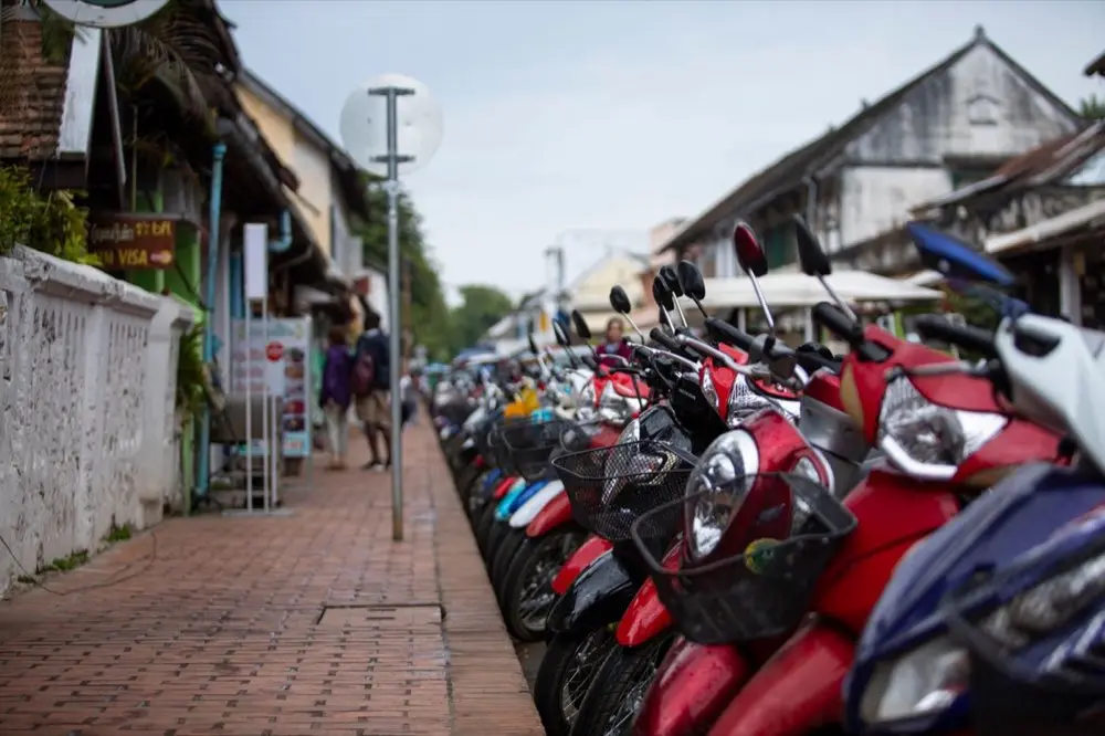 มอเตอร์ไซค์จอดเรียงแถวข้างถนนในประเทศไทย