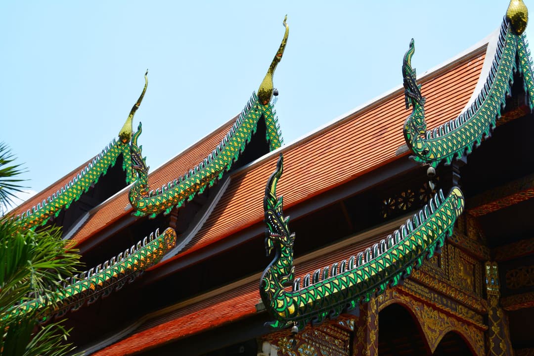 ภาพเปรียบเทียบลวดลายพญานาคไทยกับมังกรจีนบนหลังคาวัด
