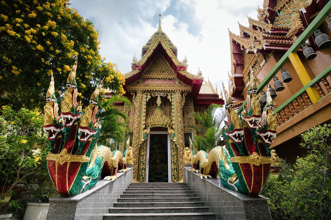 รูปสลักพญานาคที่ทางเข้าบันไดวัดไทยมองจากมุมต่ำ