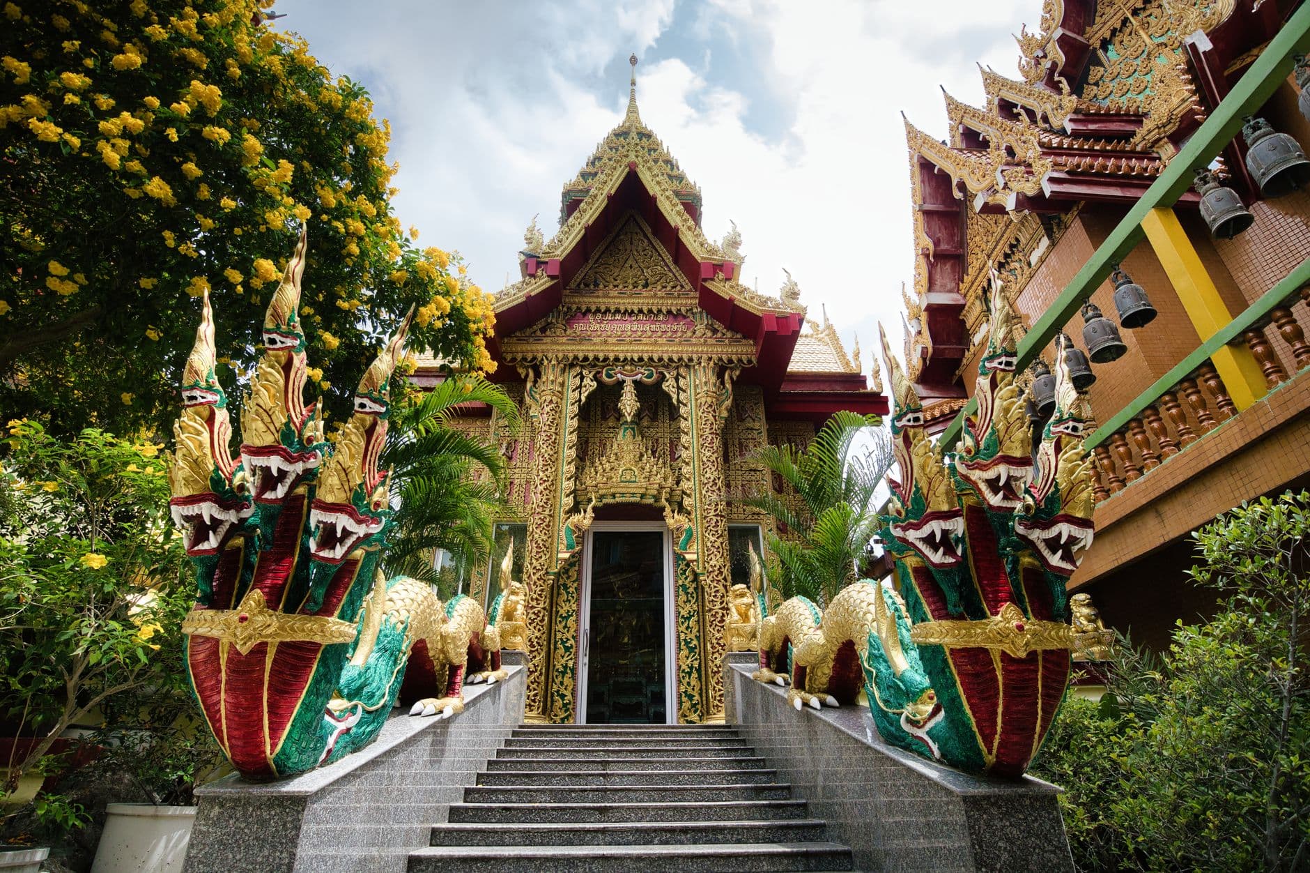 รูปสลักพญานาคที่ทางเข้าบันไดวัดไทยมองจากมุมต่ำ