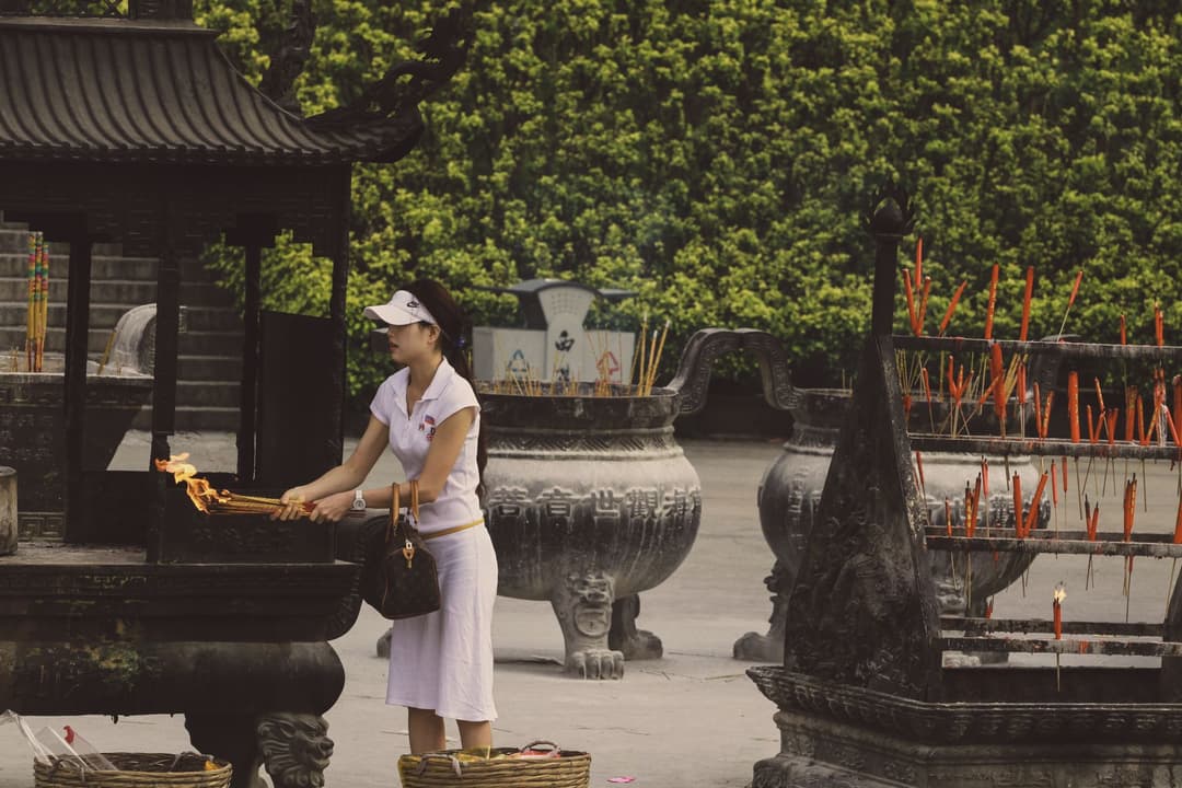 ผู้ศรัทธาจุดธูปเทียนขอพรที่ศาลพญานาค