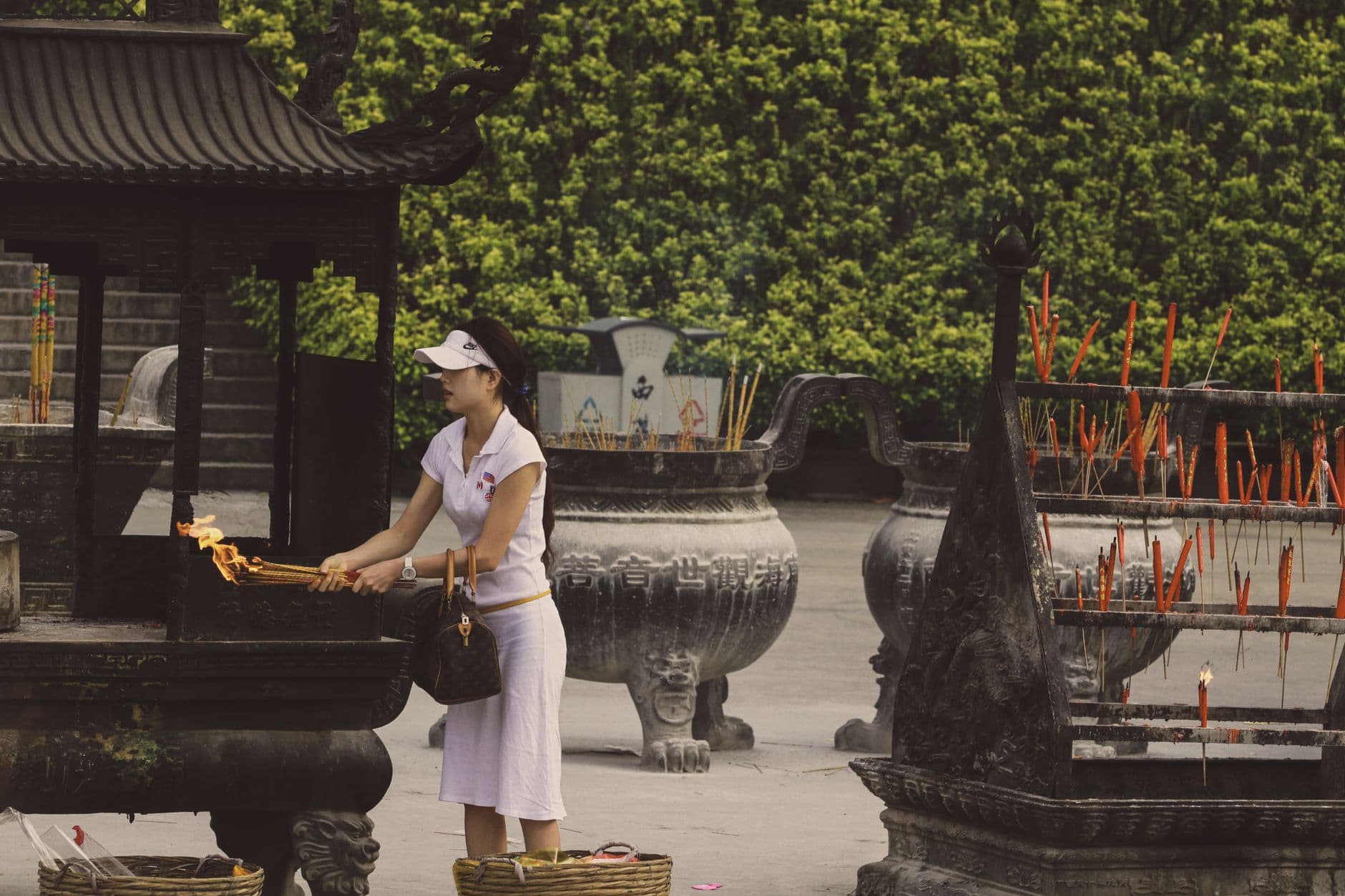 ผู้ศรัทธาจุดธูปเทียนขอพรที่ศาลพญานาค