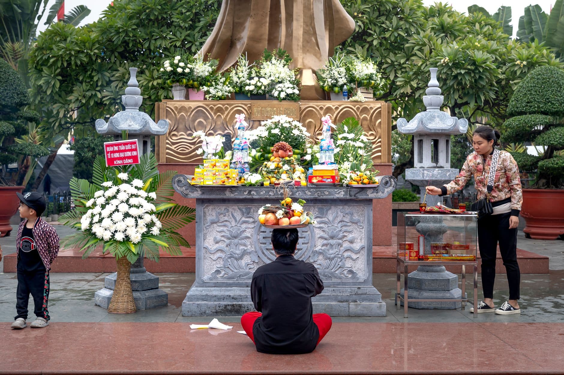 ของไหว้ผลไม้และดอกไม้จัดวางเตรียมบูชาศาลพญานาค