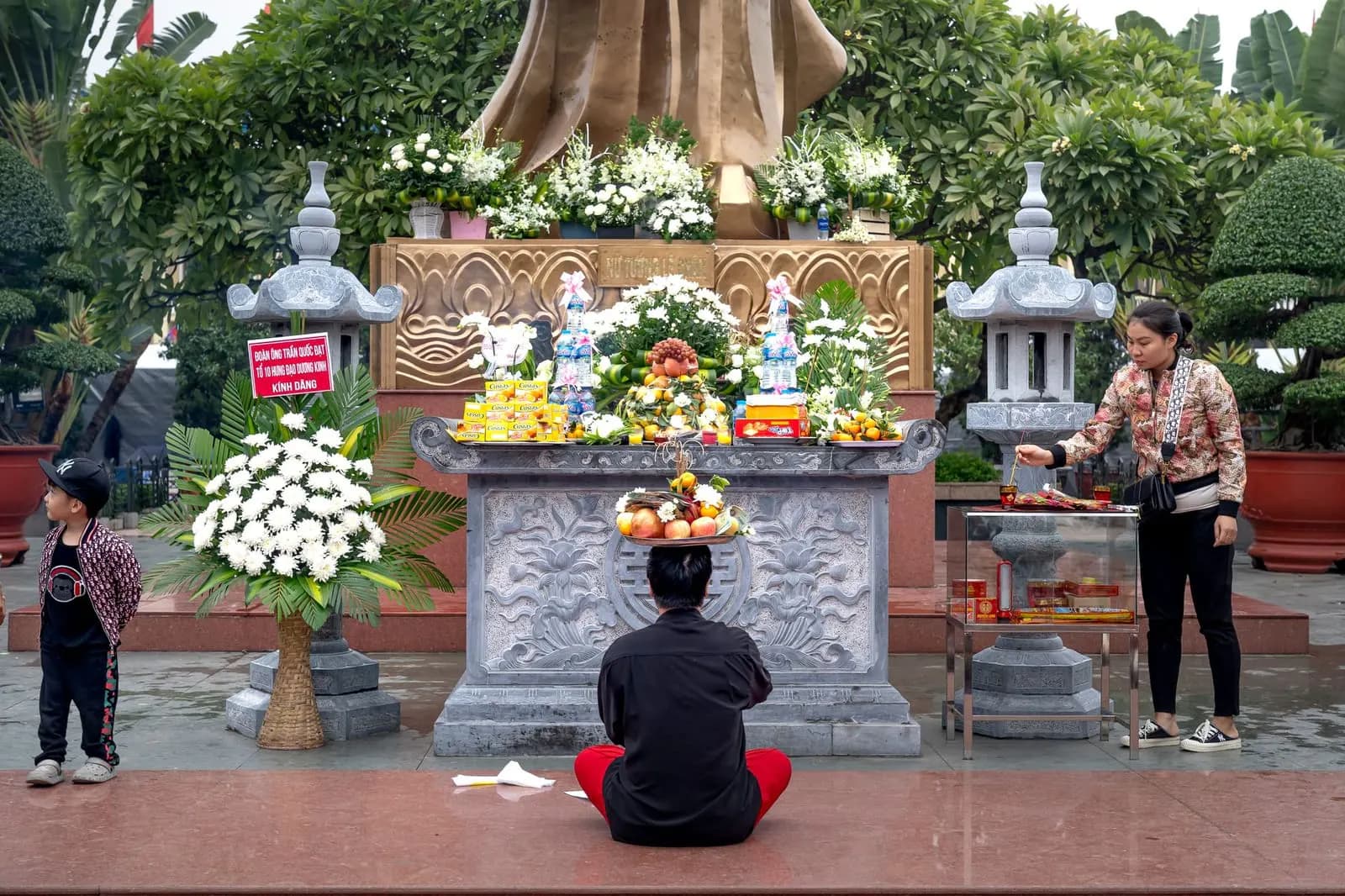 ของไหว้ผลไม้และดอกไม้จัดวางเตรียมบูชาศาลพญานาค