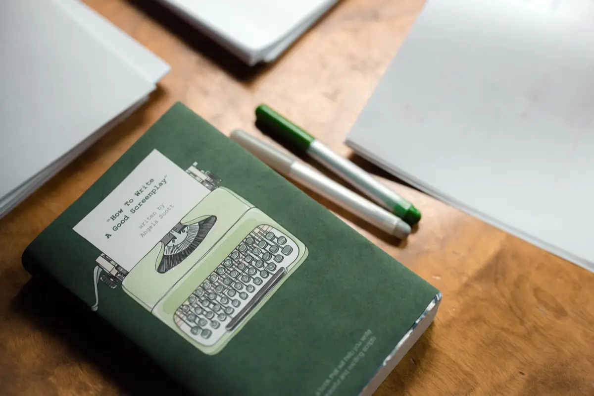 ต้นฉบับหนังสือวางบนโต๊ะทำงานนักเขียนพร้อมปกหนังสือตัวอย่าง