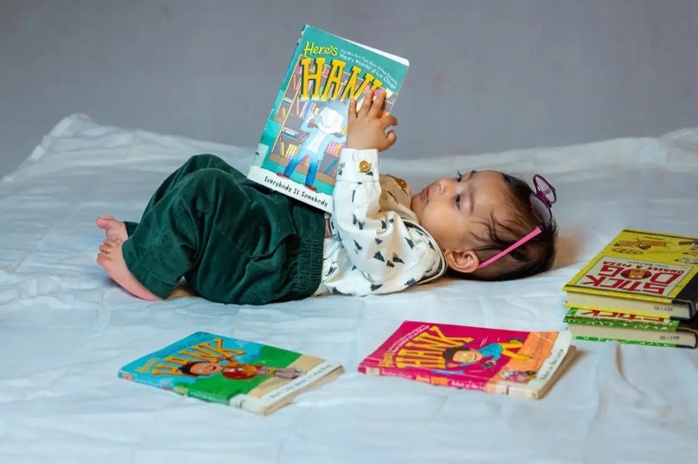 หนังสือรวมชื่อลูกและการออกเสียงวางอยู่บนโต๊ะพร้อมปากกา