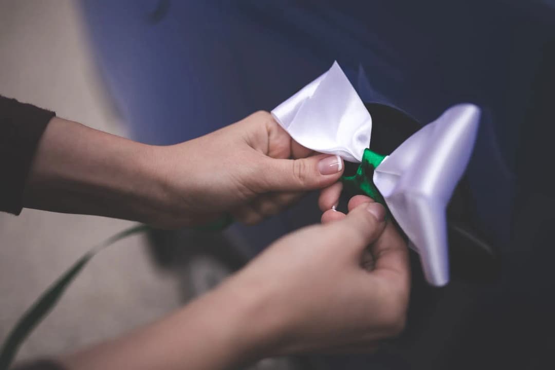 รถยนต์ผูกโบว์แดงเป็นของขวัญจอดอยู่หน้าบ้าน