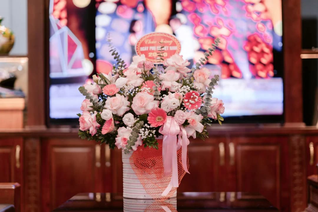 พวงดอกไม้และกระเช้าของขวัญวางเรียงหน้าออฟฟิศบริษัทเปิดใหม่