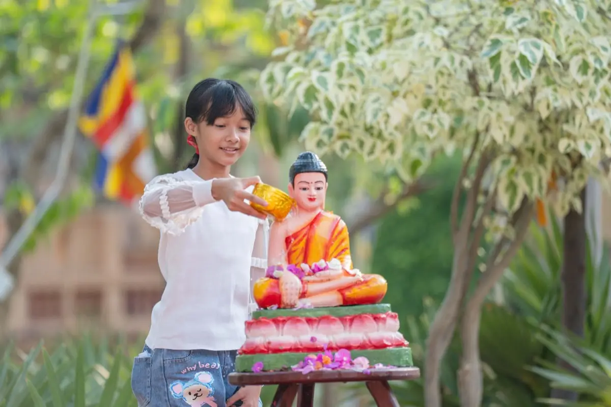 ครอบครัวไทยทำบุญตักบาตรที่วัดในเช้าวันขึ้นปีใหม่