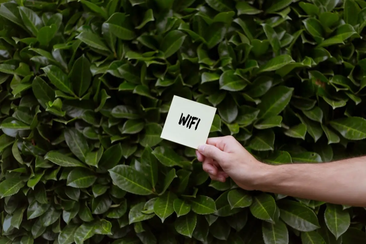 สติกเกอร์รหัสผ่าน Wi-Fi ติดอยู่บนเราเตอร์ในบ้าน