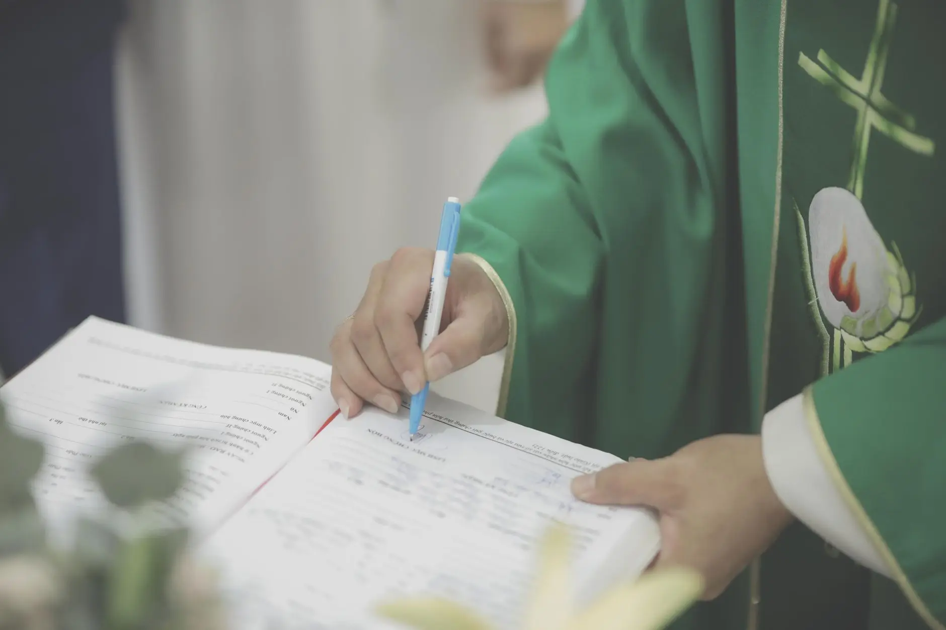ทะเบียนสมรสวางอยู่บนโต๊ะพร้อมปากกาเซ็นเอกสาร