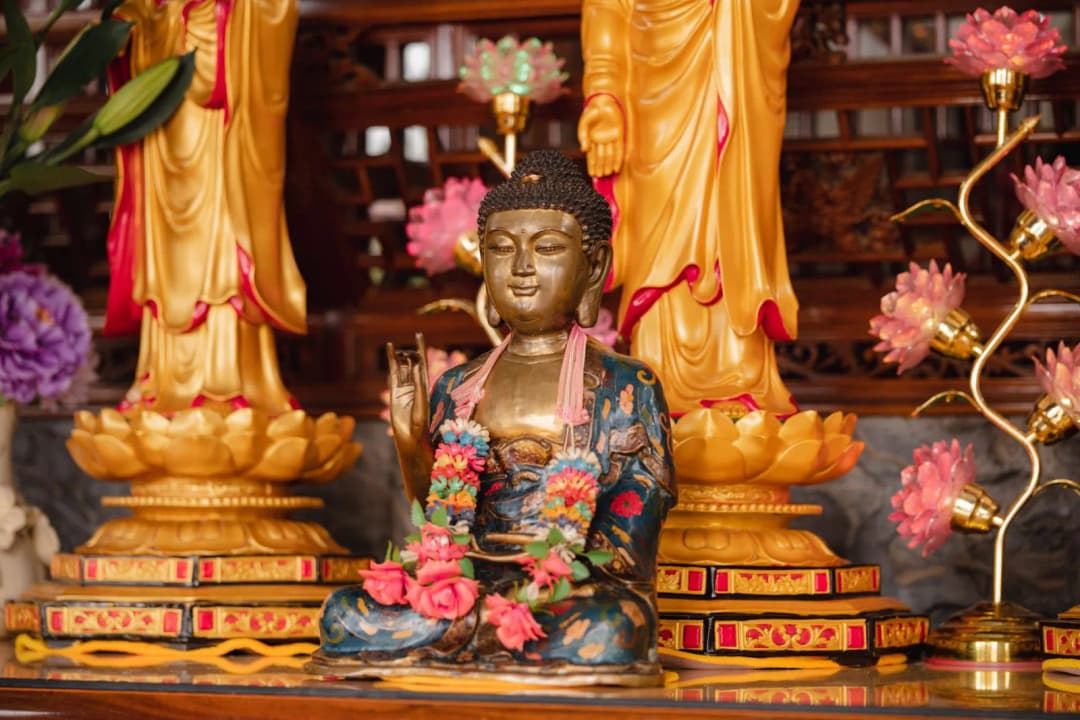 ดอกบัวและดอกมะลิจัดวางเตรียมถวายพระที่โต๊ะไม้