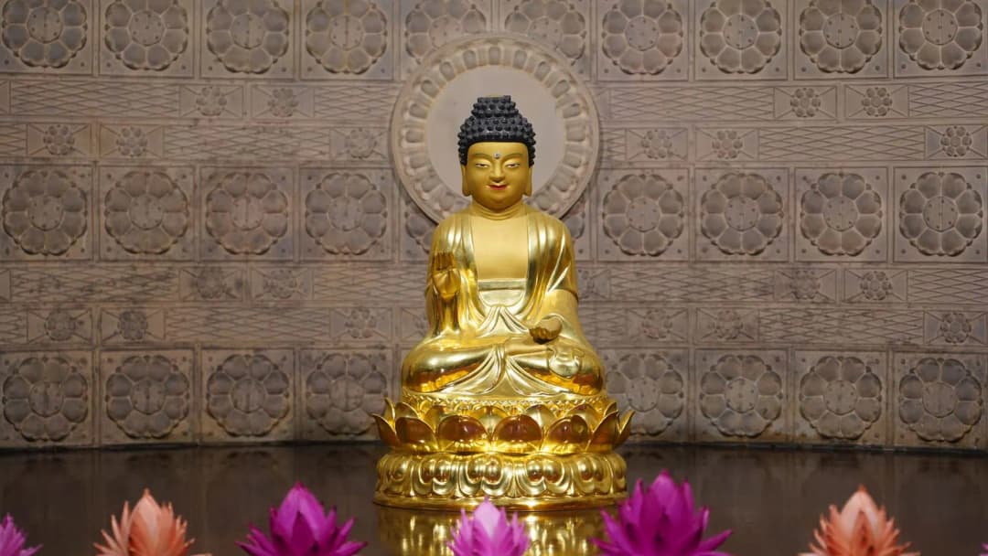 ดอกบัวและพวงมาลัยดอกไม้วางถวายพระที่วัด