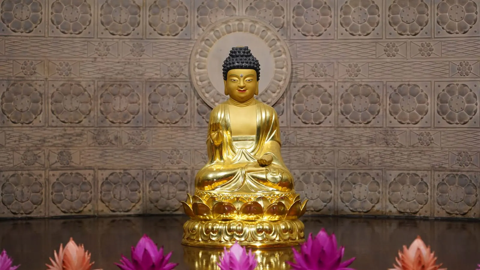 ดอกบัวและพวงมาลัยดอกไม้วางถวายพระที่วัด