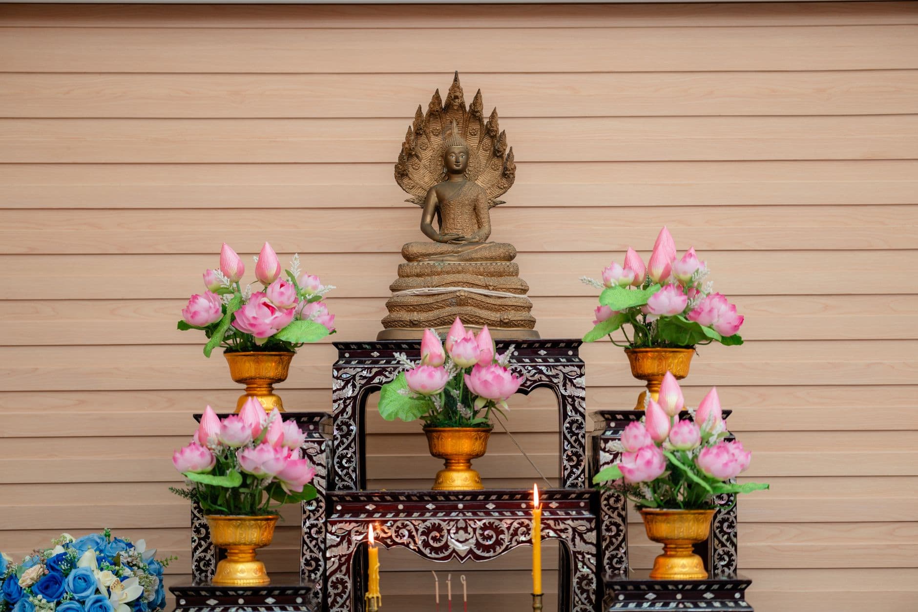 โต๊ะไหว้วันแรกของศาลพระภูมิใหม่จัดวางของไหว้ครบชุด