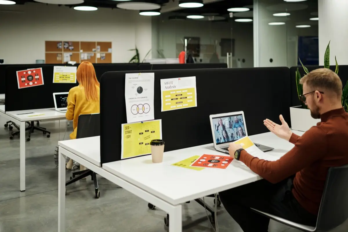 คนทำงานนั่งใช้แล็ปท็อปในพื้นที่ co-working แบบเช่าโต๊ะรายวัน