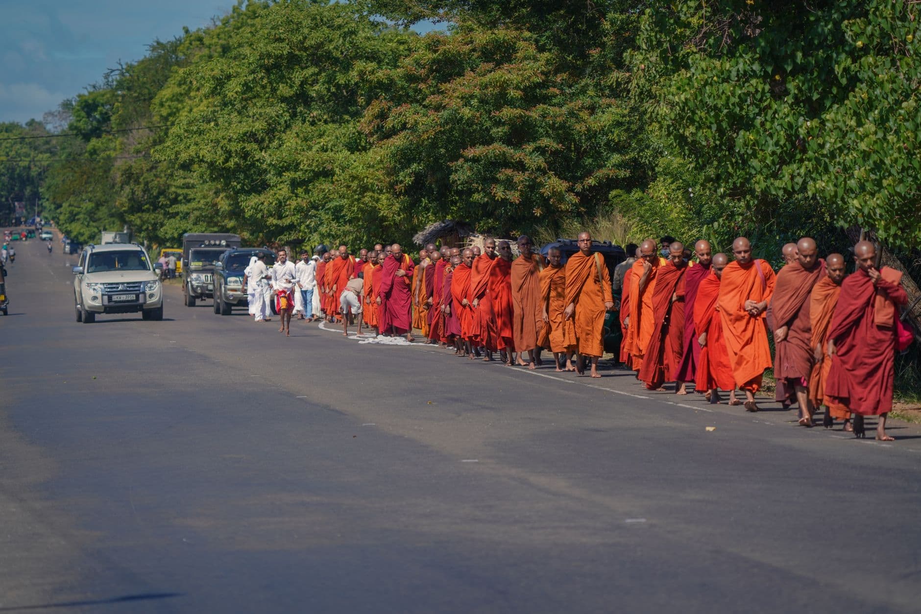 ขบวนพระสงฆ์เดินลงบันไดรับบิณฑบาตจากพุทธศาสนิกชนในพิธีตักบาตรเทโว