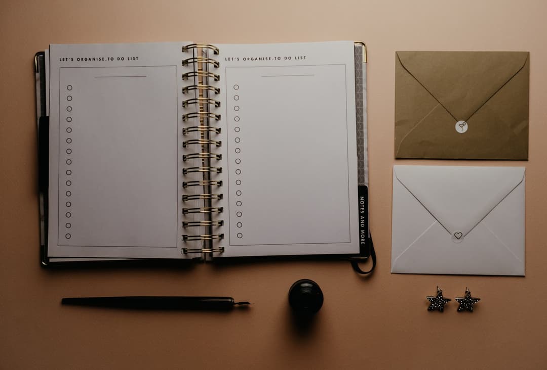 ภาพแฟลตเลย์สมุดวางแผน Let's organise To Do List พร้อมซองจดหมาย ปากกาหมึกซึม ขวดหมึก และสติกเกอร์รูปดาว