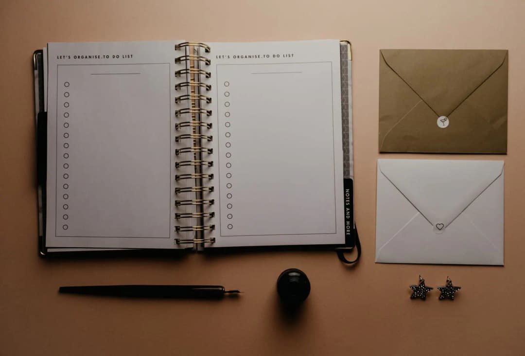 ภาพแฟลตเลย์สมุดวางแผน Let's organise To Do List พร้อมซองจดหมาย ปากกาหมึกซึม ขวดหมึก และสติกเกอร์รูปดาว