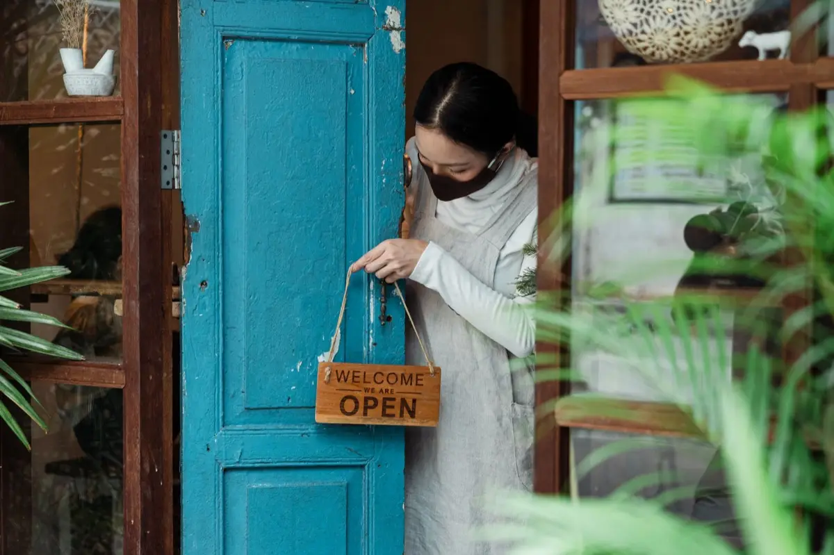 ร้านค้าติดริบบิ้นเปิดร้านใหม่หลังปรับปรุงเสร็จ