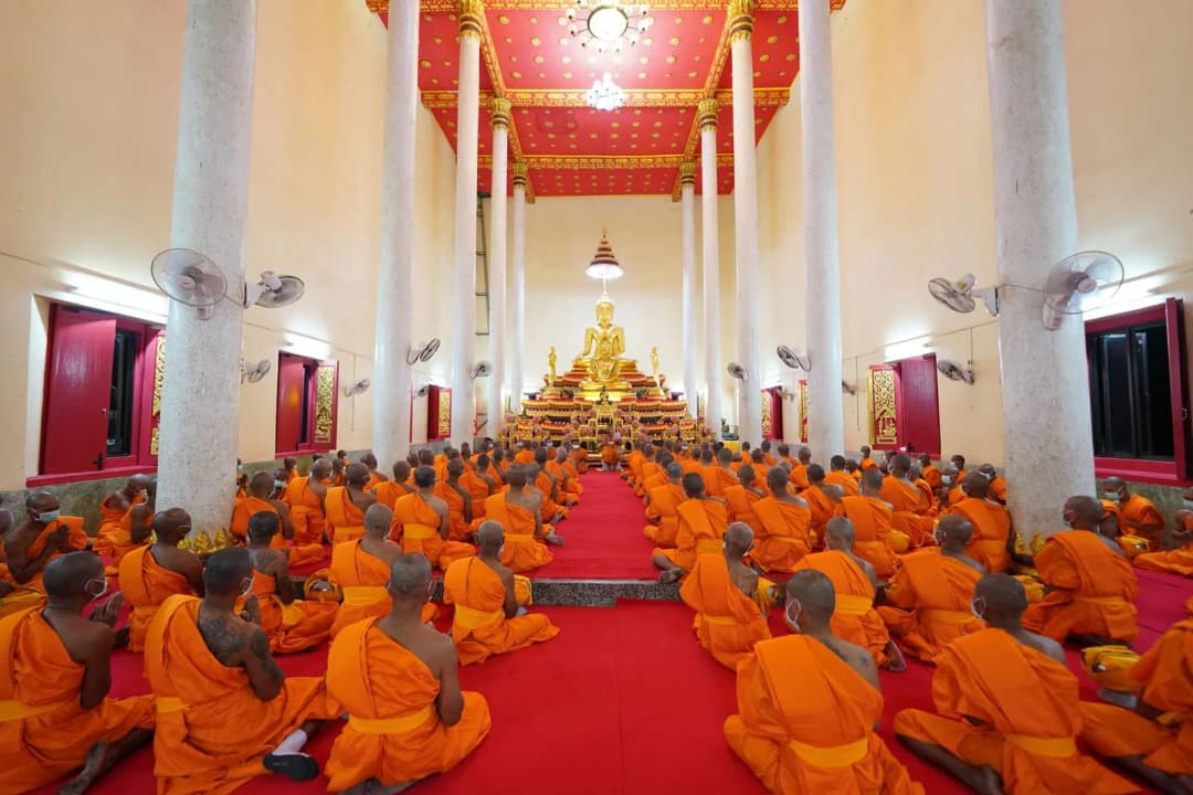 ญาติและคนในครอบครัวช่วยกันเตรียมของสำหรับพิธีบวชนาคที่ลานวัดตอนเช้า