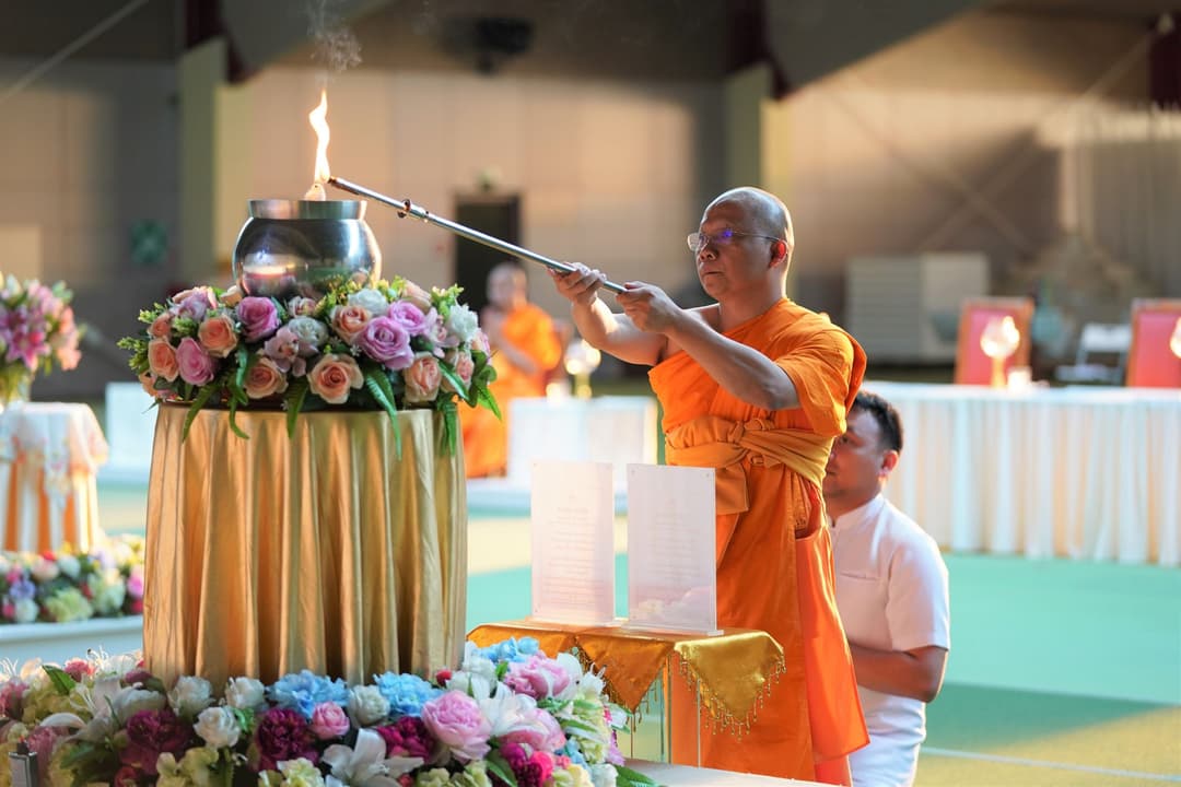 ญาติและแขกร่วมพิธีแห่นาครอบโบสถ์ในวันบวชพระที่วัดไทย