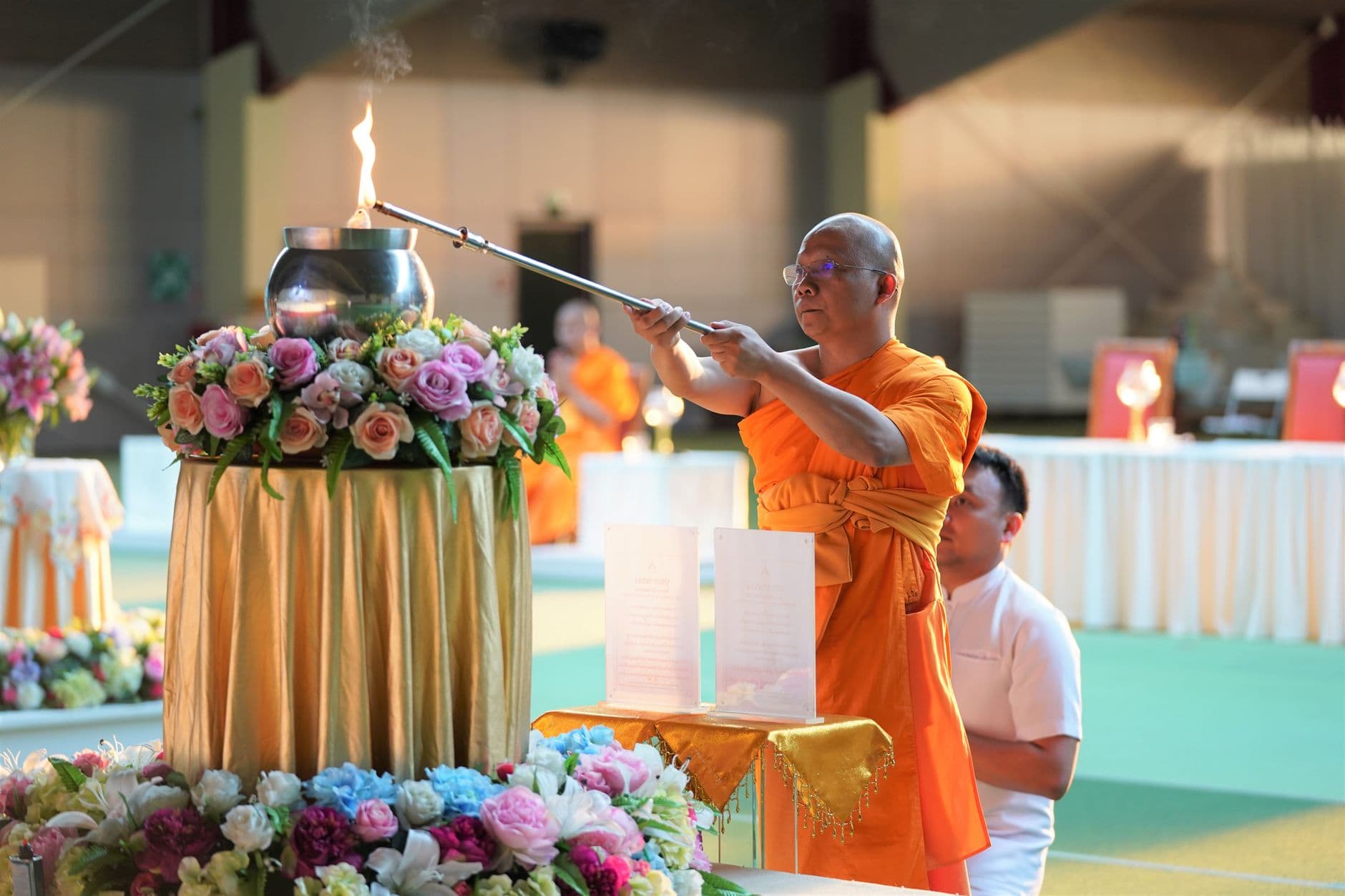 ญาติและแขกร่วมพิธีแห่นาครอบโบสถ์ในวันบวชพระที่วัดไทย