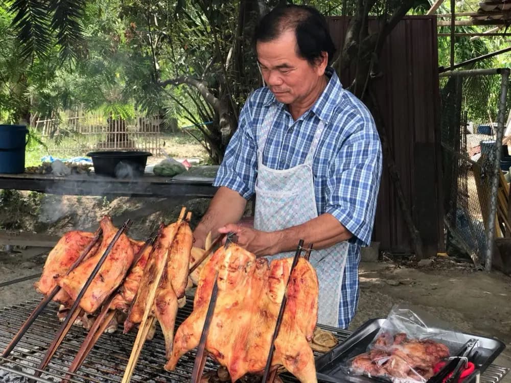 ครัวไทยแบบดั้งเดิมแยกอยู่นอกตัวบ้าน