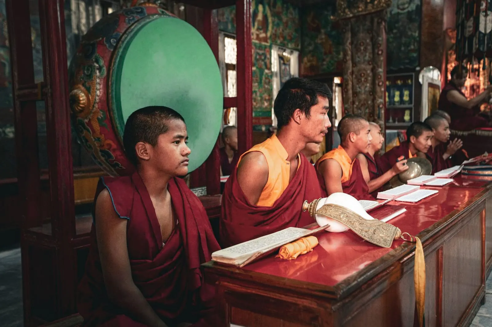 พระสงฆ์นั่งสวดมนต์ในวัดยามเช้าบรรยากาศสงบ